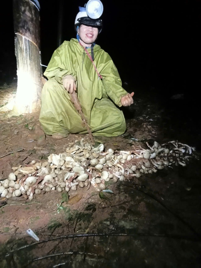 Thú săn ‘lộc trời’ nấm mối: May rủi, hiểm nguy và cuộc cạnh tranh thầm lặng- Ảnh 5. Thú săn ‘lộc trời’ nấm mối: May rủi, hiểm nguy và cuộc cạnh tranh thầm lặng- Ảnh 5.