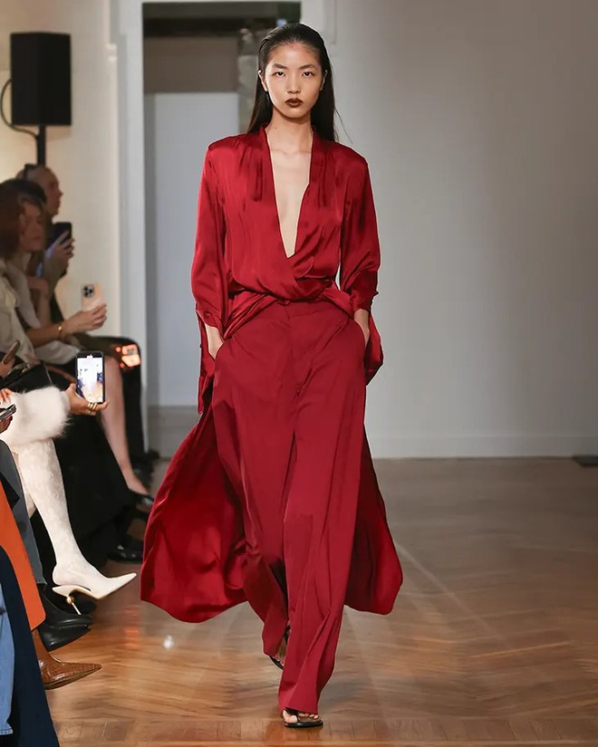 Sáng bừng không gian tiệc thu với các thiết kế lụa và vải mềm- Ảnh 2. Sáng bừng không gian tiệc thu với các thiết kế lụa và vải mềm- Ảnh 2.