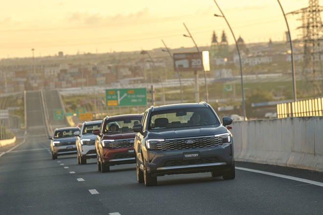 Cầm lái Ford Territ…