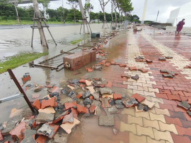 Sóng dữ sông Hàn công phá kè Đà Nẵng khiến người dân Thót tim ghi hình - Ảnh 4.