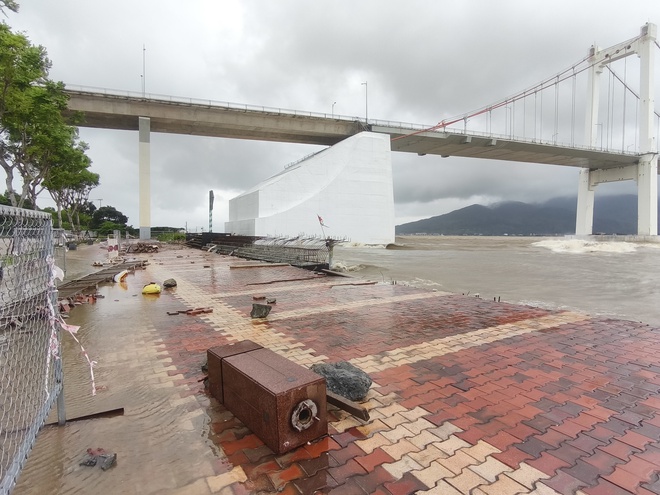 Sóng dữ sông Hàn công phá kè Đà Nẵng khiến người dân Thót tim ghi hình - Ảnh 7.