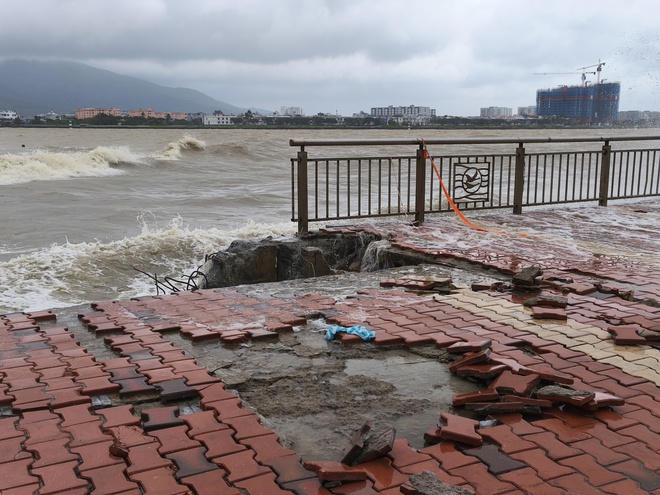 Sóng dữ sông Hàn công phá kè Đà Nẵng khiến người dân Thót tim ghi hình - Ảnh 5.