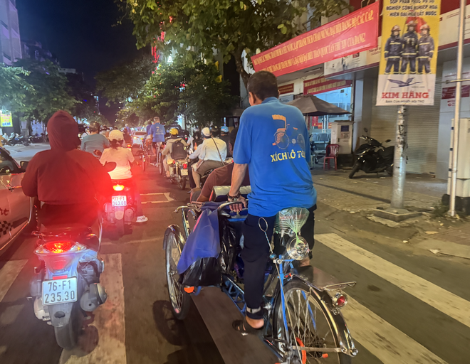 Khách nước ngoài dạo chơi phố phường, trải nghiệm ẩm thực tại TP.HCM bằng nhiều loại hình phương tiện khác nhau