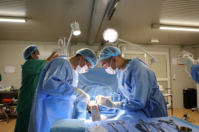 Bác sĩ Việt Nam nối gân gót chân cho sĩ quan Mông Cổ ở châu Phi- Ảnh 2. Bác sĩ Việt Nam nối gân gót chân cho sĩ quan Mông Cổ ở châu Phi- Ảnh 2.