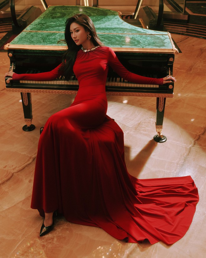 Sắc đỏ burgundy và những gam màu tôn khí chất, sự tự tin của nàng- Ảnh 3.
