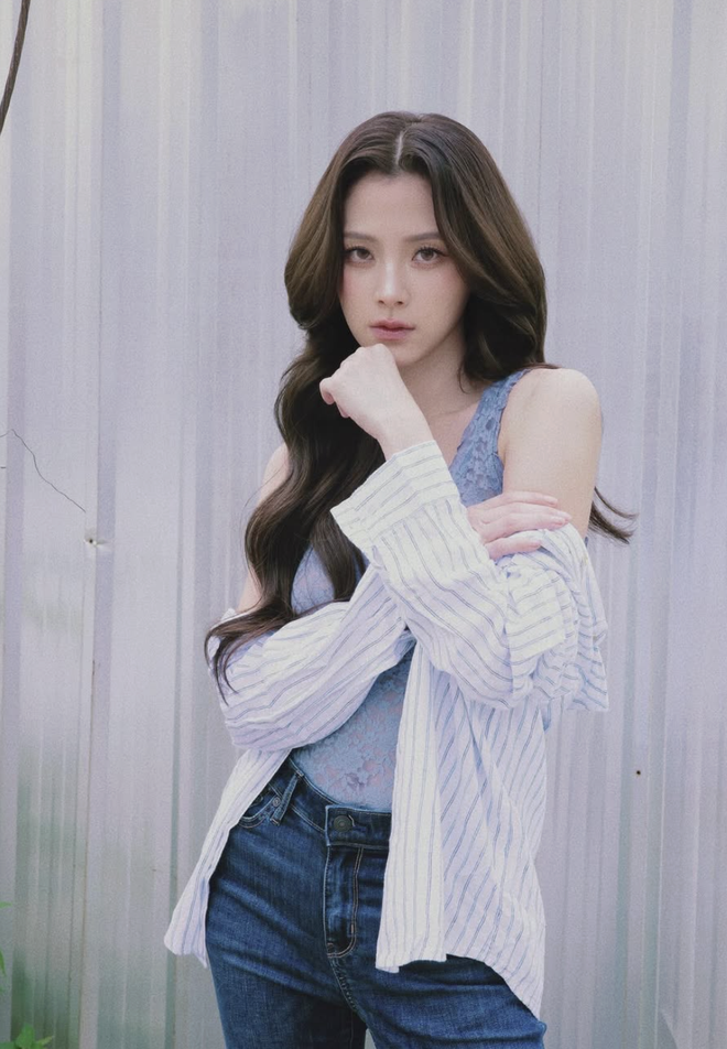 Áo sơ mi kẻ sọc càng đơn giản càng cuốn hút- Ảnh 1. Áo sơ mi kẻ sọc càng đơn giản càng cuốn hút- Ảnh 1.