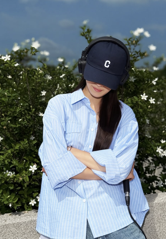 Áo sơ mi kẻ sọc càng đơn giản càng cuốn hút- Ảnh 6. Áo sơ mi kẻ sọc càng đơn giản càng cuốn hút- Ảnh 6.