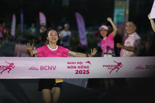 Hơn 5000 người tham gia 'Giải chạy Hồng' vì bệnh nhân ung thư vú năm 2025 - Ảnh 2.