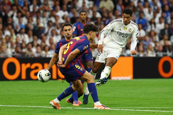 Real Madrid đánh bại Barca ở ‘Siêu kinh điển’: Mbappe cực hay, VAR gây tranh cãi- Ảnh 2. Real Madrid đánh bại Barca ở ‘Siêu kinh điển’: Mbappe cực hay, VAR gây tranh cãi- Ảnh 2.
