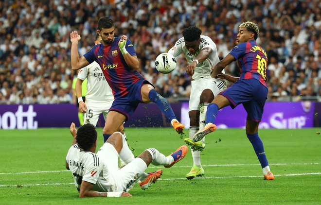 Real Madrid đánh bại Barca ở ‘Siêu kinh điển’: Mbappe cực hay, VAR gây tranh cãi- Ảnh 3. Real Madrid đánh bại Barca ở ‘Siêu kinh điển’: Mbappe cực hay, VAR gây tranh cãi- Ảnh 3.