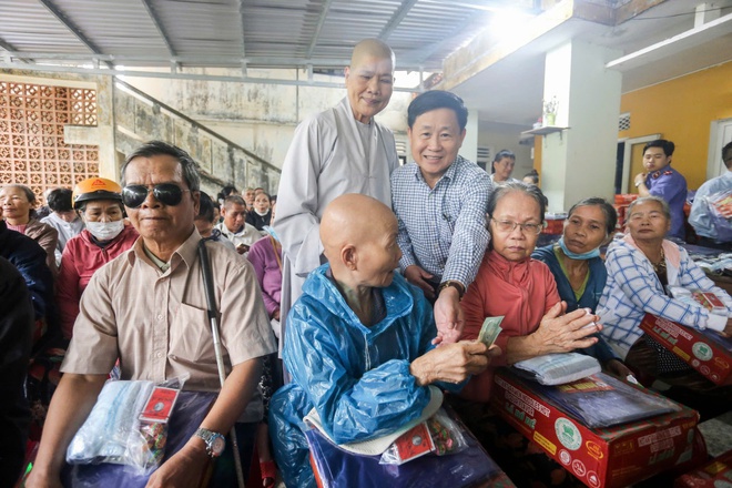 Trao yêu thương cho người nghèo xứ Huế trong mùa lũ- Ảnh 7. Trao yêu thương cho người nghèo xứ Huế trong mùa lũ- Ảnh 7.