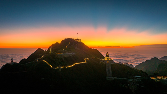 Ngắm dải ngân hà lung linh trong đêm trên đỉnh Fansipan- Ảnh 2.