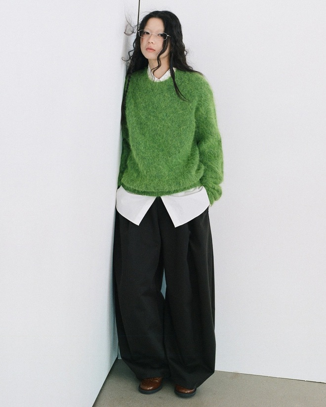 Cách diện áo sơ mi trơn, sơ mi họa tiết đặc sắc hơn thường ngày- Ảnh 10.