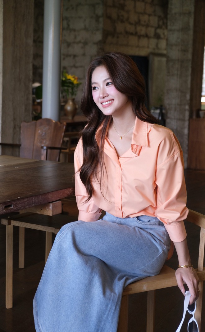 Cách diện áo sơ mi trơn, sơ mi họa tiết đặc sắc hơn thường ngày- Ảnh 6.