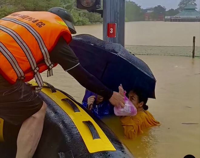 Người Thái Nguyên vượt đường xa cứu trợ Huế giữa lũ dữ đầy tình nghĩa - Ảnh 1. Người Thái Nguyên vượt đường xa cứu trợ Huế giữa lũ dữ đầy tình nghĩa - Ảnh 1.