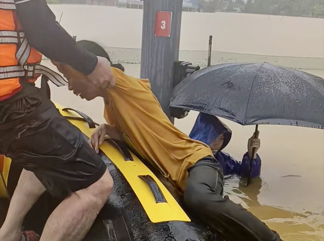 Người Thái Nguyên vượt đường xa cứu trợ Huế giữa lũ dữ đầy tình nghĩa - Ảnh 2. Người Thái Nguyên vượt đường xa cứu trợ Huế giữa lũ dữ đầy tình nghĩa - Ảnh 2.