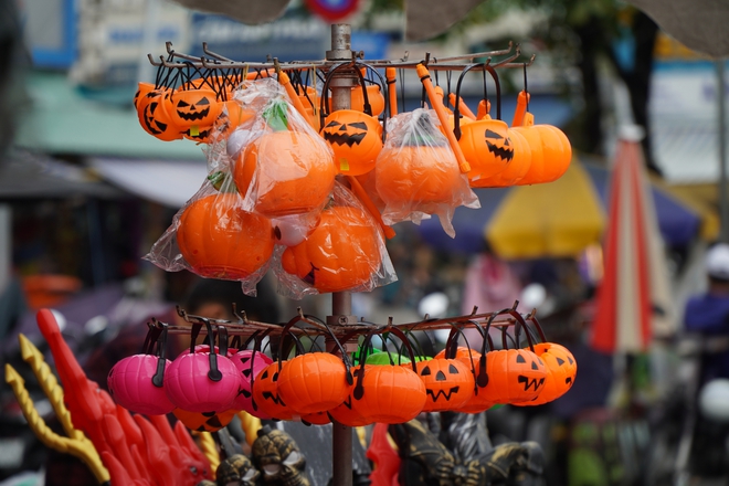 Phố Halloween ở TP.HCM ảm đạm chờ mãi mà không thấy khách đâu - Ảnh 4.