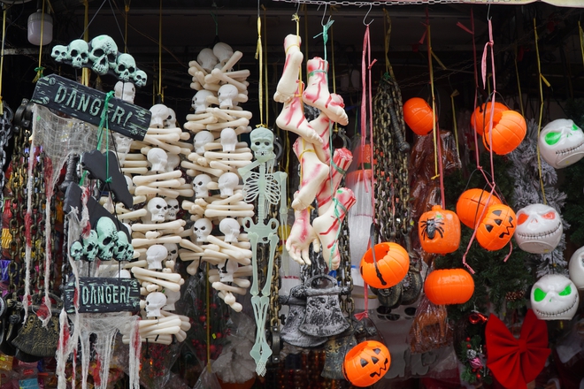 Phố Halloween ở TP.HCM ảm đạm chờ mãi mà không thấy khách đâu - Ảnh 2.