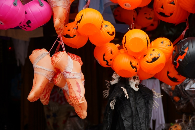 Phố Halloween ở TP.HCM ảm đạm chờ mãi mà không thấy khách đâu - Ảnh 3.