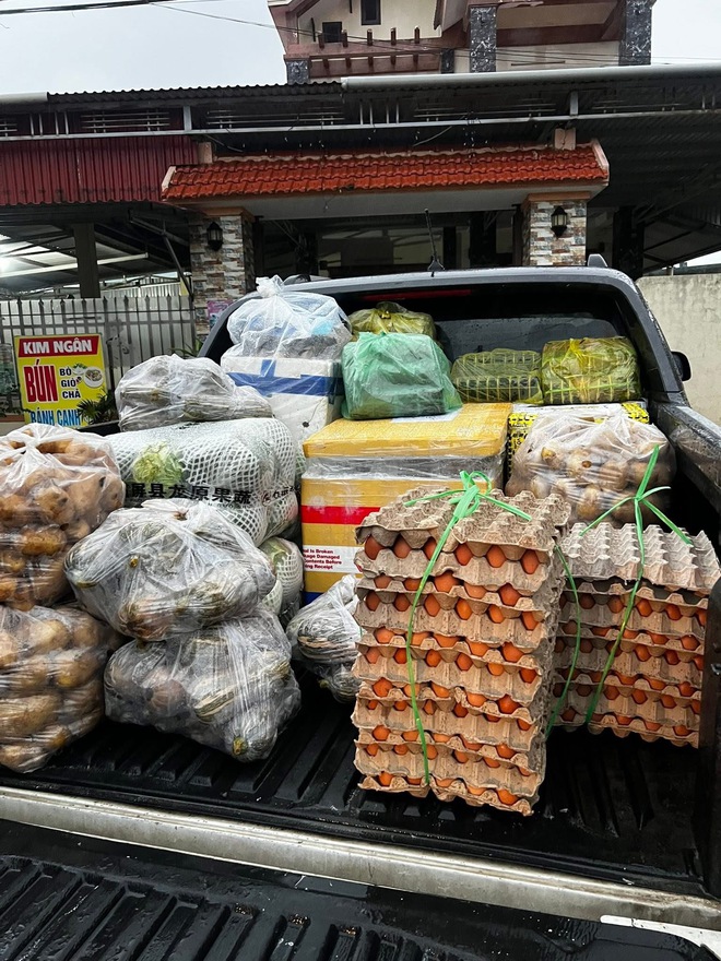 Thương về miền Trung, người dân khắp nơi gửi hàng cứu trợ Huế, Đà Nẵng - Ảnh 4.