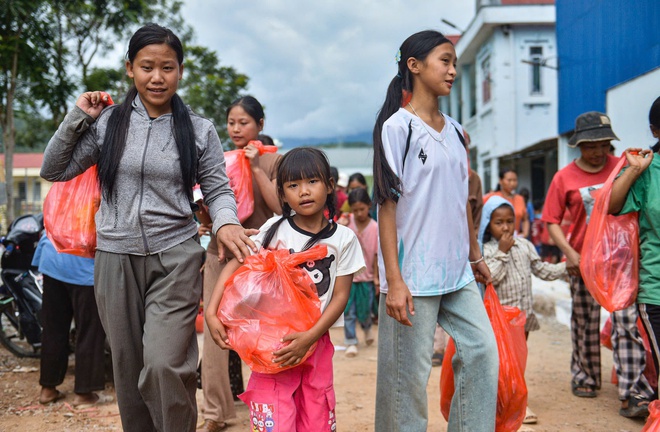 Vượt 2.000 km trao qu&agrave; cho người d&acirc;n Lai Ch&acirc;u - Ảnh 4.