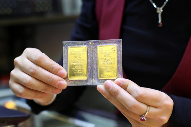 Giá vàng giảm 9 nhịp liên tiếp, vẫn chênh với thế giới hơn 18 triệu đồng/lượng- Ảnh 2.