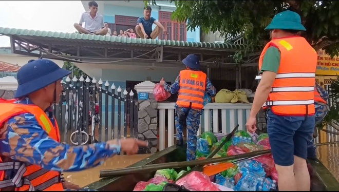 Quân đội hỗ trợ miền Trung giữa cơn lũ lớn , khắc phục hậu quả cứu dân - Ảnh 4. Quân đội hỗ trợ miền Trung giữa cơn lũ lớn , khắc phục hậu quả cứu dân - Ảnh 4.