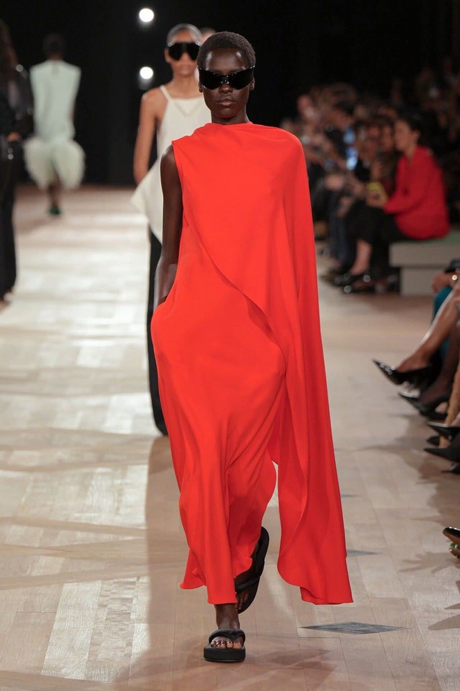 Trang phục không phom dáng lại gây sốt trong mùa mới- Ảnh 2.