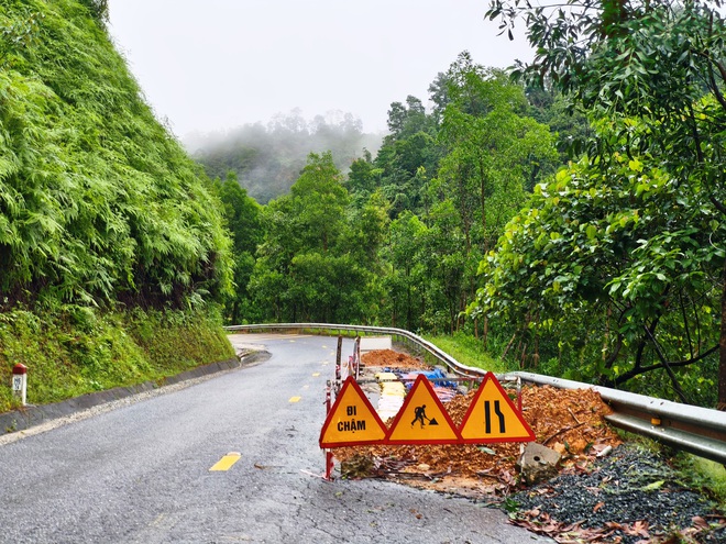Cận cảnh sạt lở nghiêm trọng trên tuyến QL49 nối trung tâm TP.Huế - A Lưới- Ảnh 5. Cận cảnh sạt lở nghiêm trọng trên tuyến QL49 nối trung tâm TP.Huế - A Lưới- Ảnh 5.