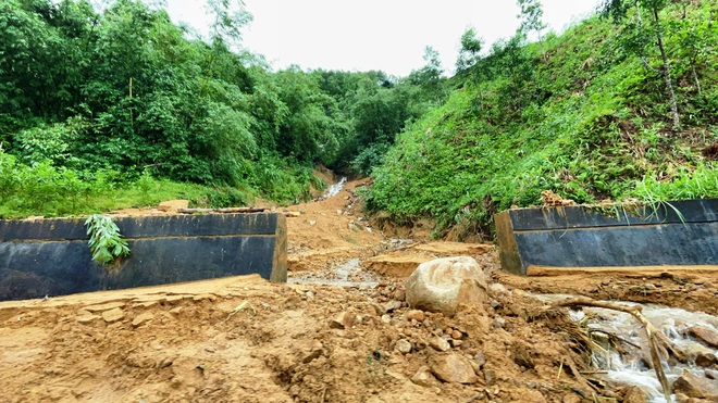 Cận cảnh sạt lở nghiêm trọng trên tuyến QL49 nối trung tâm TP.Huế - A Lưới- Ảnh 12. Cận cảnh sạt lở nghiêm trọng trên tuyến QL49 nối trung tâm TP.Huế - A Lưới- Ảnh 12.