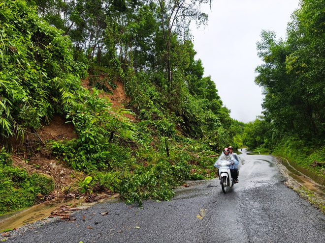 Cận cảnh sạt lở nghiêm trọng trên tuyến QL49 nối trung tâm TP.Huế - A Lưới- Ảnh 4. Cận cảnh sạt lở nghiêm trọng trên tuyến QL49 nối trung tâm TP.Huế - A Lưới- Ảnh 4.