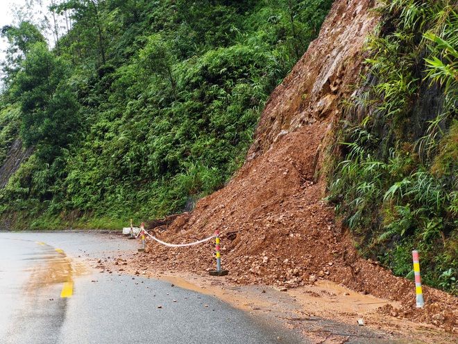 Cận cảnh sạt lở nghiêm trọng trên tuyến QL49 nối trung tâm TP.Huế - A Lưới- Ảnh 3. Cận cảnh sạt lở nghiêm trọng trên tuyến QL49 nối trung tâm TP.Huế - A Lưới- Ảnh 3.