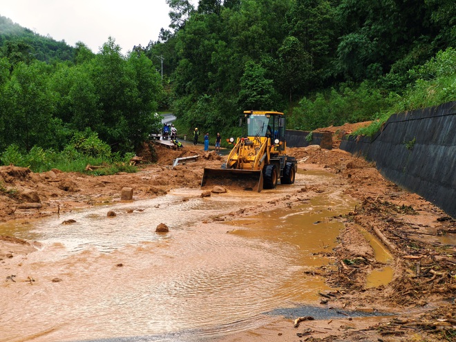 Cận cảnh sạt lở nghiêm trọng trên tuyến QL49 nối trung tâm TP.Huế - A Lưới- Ảnh 10. Cận cảnh sạt lở nghiêm trọng trên tuyến QL49 nối trung tâm TP.Huế - A Lưới- Ảnh 10.