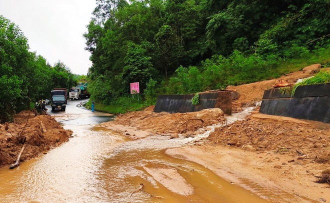 Cận cảnh sạt lở nghiêm trọng trên tuyến QL49 nối trung tâm TP.Huế - A Lưới- Ảnh 11. Cận cảnh sạt lở nghiêm trọng trên tuyến QL49 nối trung tâm TP.Huế - A Lưới- Ảnh 11.