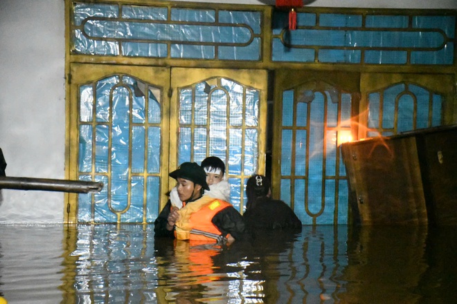 Quân đội hỗ trợ miền Trung giữa cơn lũ lớn , khắc phục hậu quả cứu dân - Ảnh 3. Quân đội hỗ trợ miền Trung giữa cơn lũ lớn , khắc phục hậu quả cứu dân - Ảnh 3.