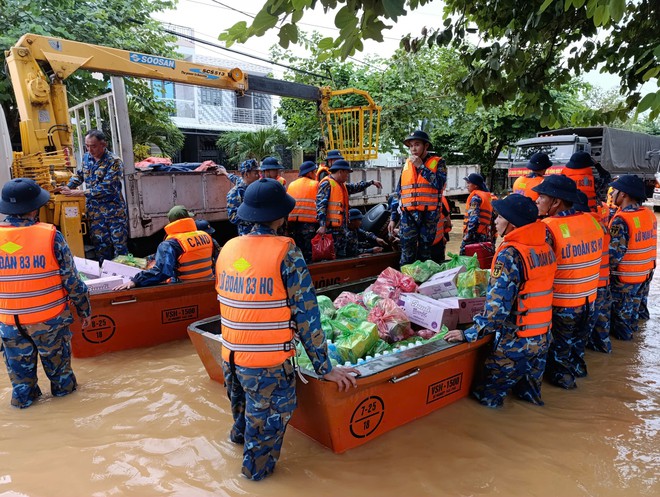 Quân đội hỗ trợ miền Trung giữa cơn lũ lớn , khắc phục hậu quả cứu dân - Ảnh 5. Quân đội hỗ trợ miền Trung giữa cơn lũ lớn , khắc phục hậu quả cứu dân - Ảnh 5.