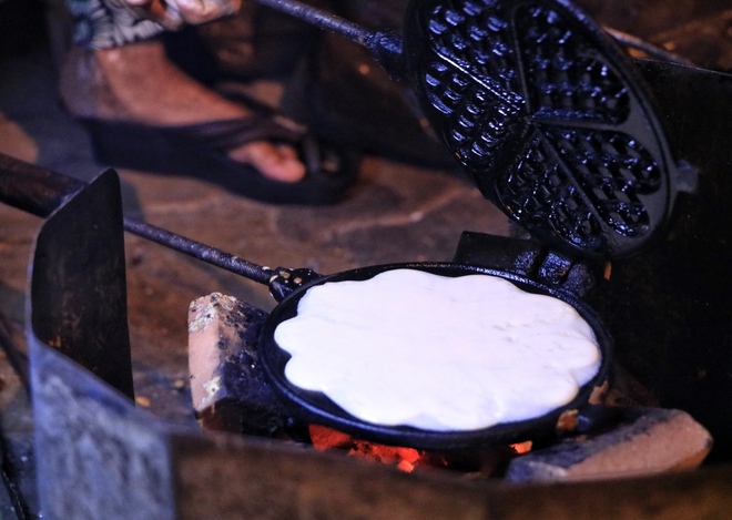 TP.HCM có quán ăn kỳ lạ: Cụ bà bán bánh kẹp lúc 0 giờ... 'xuyên đêm' - Ảnh 5.