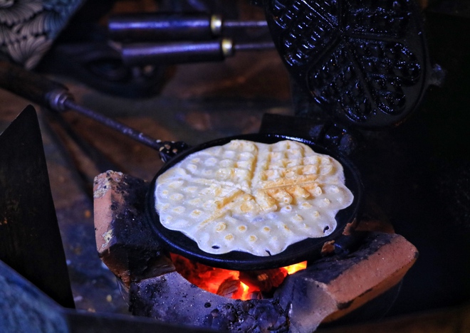 TP.HCM có quán ăn kỳ lạ: Cụ bà bán bánh kẹp lúc 0 giờ... 'xuyên đêm' - Ảnh 6.