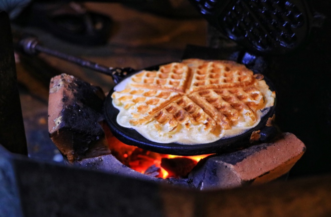 TP.HCM có quán ăn kỳ lạ: Cụ bà bán bánh kẹp lúc 0 giờ... 'xuyên đêm' - Ảnh 7.