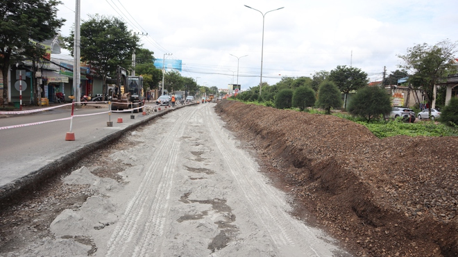 Người dân lo lắng việc sử dụng vật liệu tái chế tại chỗ, sửa quốc lộ 14 - Ảnh 5. Người dân lo lắng việc sử dụng vật liệu tái chế tại chỗ, sửa quốc lộ 14 - Ảnh 5.