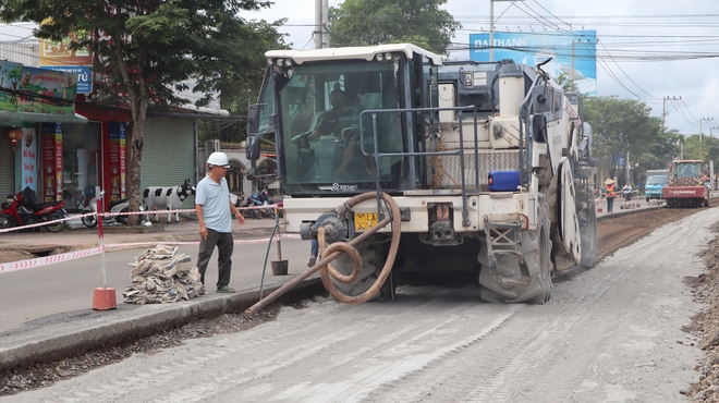 Người dân lo lắng việc sử dụng vật liệu tái chế tại chỗ, sửa quốc lộ 14 - Ảnh 7. Người dân lo lắng việc sử dụng vật liệu tái chế tại chỗ, sửa quốc lộ 14 - Ảnh 7.