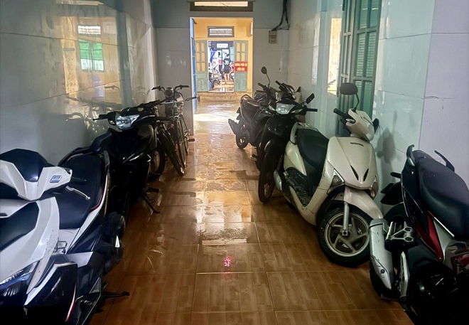 ' Bà con yên tâm , xe an toàn nhé ' tại sân vận động Huế giữa lũ lịch sử - Ảnh 2. ' Bà con yên tâm , xe an toàn nhé ' tại sân vận động Huế giữa lũ lịch sử - Ảnh 2.