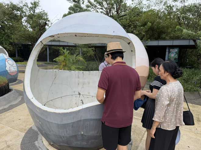 Du khách thích thú ngắm nhìn các hố luộc trứng bằng nước nóng tự nhiên và thưởng thức trứng gà lòng đào. Du khách thích thú ngắm nhìn các hố luộc trứng bằng nước nóng tự nhiên và thưởng thức trứng gà lòng đào.