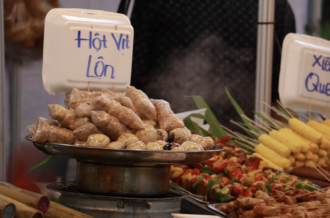 Ngày đầu lễ hội ẩm thực chay ở TP.HCM: Hấp dẫn hàng trăm món 'đẹp như tranh'- Ảnh 12. Ngày đầu lễ hội ẩm thực chay ở TP.HCM: Hấp dẫn hàng trăm món 'đẹp như tranh'- Ảnh 12.