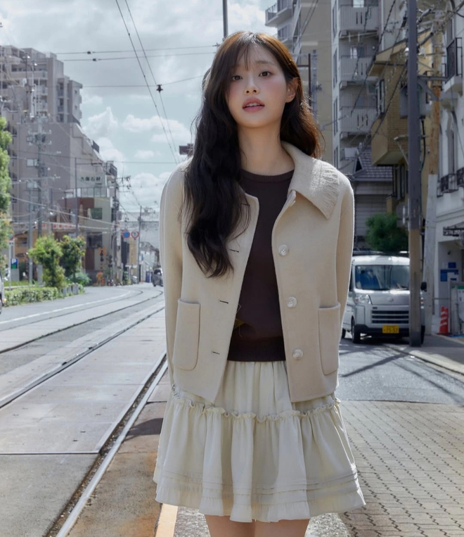 Cách phối áo phao, áo khoác cùng váy điệu đà nhưng vẫn ấm áp ngày lạnh Phối áo phao, áo khoác dáng ngắn cực ngầu cùng váy dáng dài mùa lạnh  - Ảnh 7.