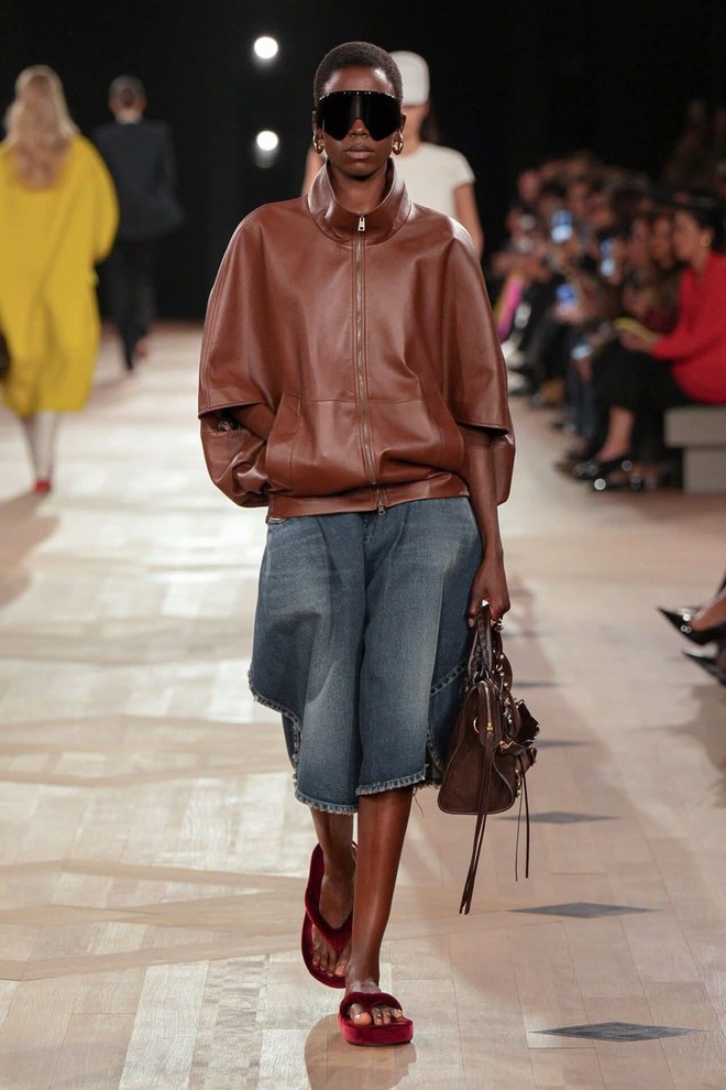 Những 'bản phối' với denim gây chú ý từ sự kiện đến đời sống thường nhật- Ảnh 4.