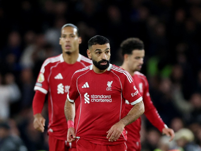 Van Dijk h&oacute;a &lsquo;ch&uacute; hề&rsquo;, Liverpool thua đau Chelsea ph&uacute;t 90+5 v&agrave; mất lu&ocirc;n ng&ocirc;i đầu- Ảnh 3.