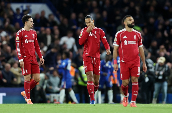 Van Dijk h&oacute;a &lsquo;ch&uacute; hề&rsquo;, Liverpool thua đau Chelsea ph&uacute;t 90+5 v&agrave; mất lu&ocirc;n ng&ocirc;i đầu- Ảnh 5.