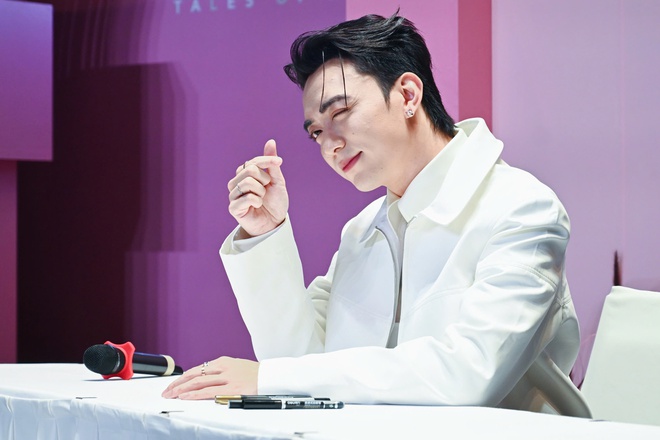 Soobin xuất hiện tri ân fan, tham gia đấu giá xây điểm trường vùng cao - Ảnh 1.