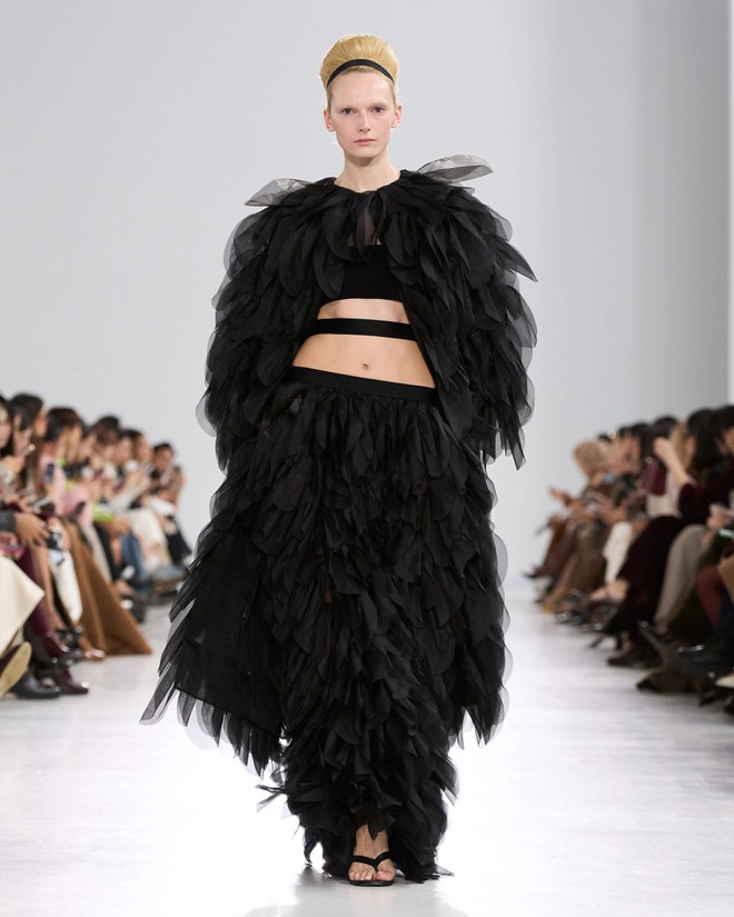 Những outfit bắt mắt của áo lửng và váy dài - Ảnh 4.